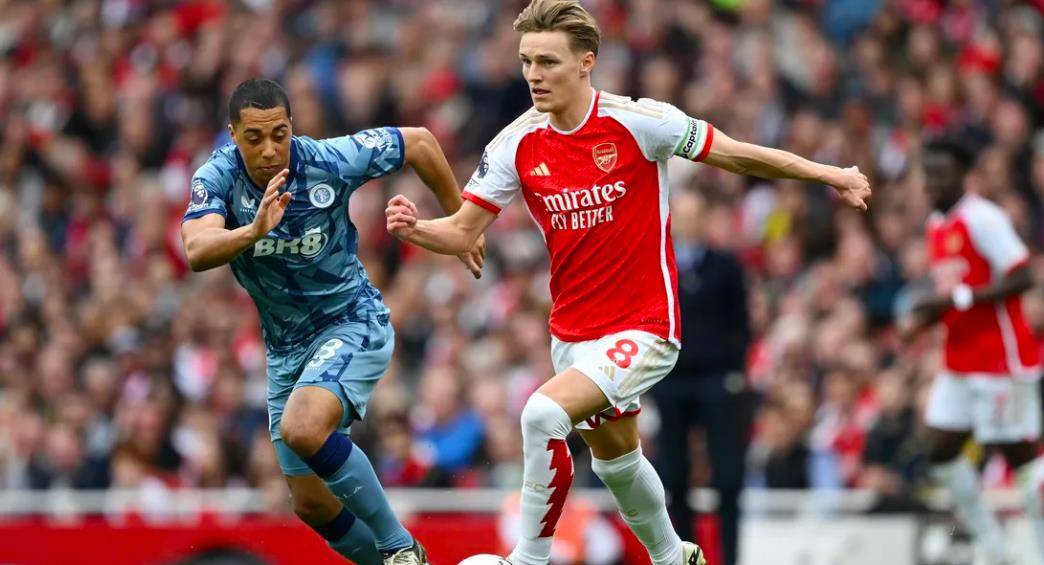 包含阿森纳球员合力拼搏，赢得联赛胜利的词条