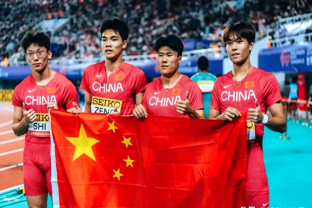 1xBit体育课程-球员们在场上争分夺秒,向胜利奋勇前进